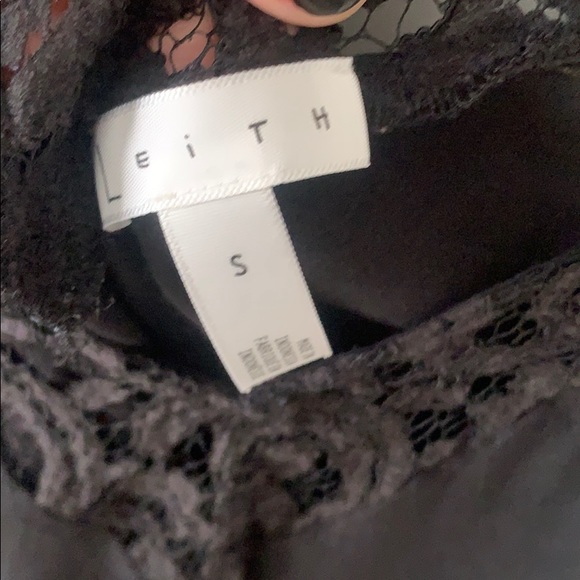 Sleeveless blouse with lace detail - Picture 2 of 5